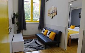 Lyly - Modern Apartment, Free Parking, Near The Metro